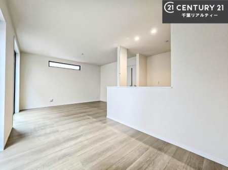 ���r���O ��؂ȉƑ����W�܂邩�炱��LDK�ɂ͂�����肽���B
�q�����������C�ɏ΂��Ȃ��瑖�����Ă���p�����������u�L���Ƃɂ��ėǂ������v�Ǝv���u�Ԃł��B