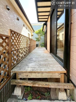 ���̑����n �O�ɂ̓E�b�h�f�b�L�����Ă��܂��I�؂̉�����������邱�Ƃ��ł��A�����b�N�X�^�C�����y���߂�̂��������ł��ˁI