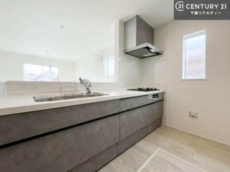 �L�b�`�� ��l�C�̑Ζʎ��V�X�e���L�b�`�����̗p���Ă��܂��I���Ƒ��̃R�~���j�P�[�V���������R�Ƒ�����݌v�ł��B
���q�l�ɂ��ڂ��͂��̂Ŋ������ł��ˁI�L�X�g���ĉ��K�ō�Ƃ��i�݂܂��B