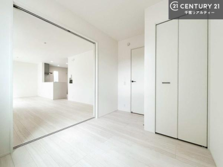 �m�� ���r���O�ɗאڂ����m���́A�J�������LDK�ƂȂ���J���I�ȋ�ԂɁB
���q�l�̗V�я�⃏�[�N�X�y�[�X�A�q�ԂȂǑ��ړI�Ɋ��p�ł���֗��Ȃ������ł��B