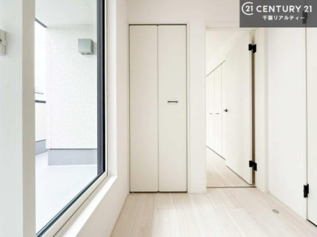 ���[ 2�K�z�[���ɂ͕֗��Ȏ��[���������܂��I������̓o���R�j�[�ɏo����̂Ő���O�b�Y�Ȃǂ����[���Ă��悢�ł��ˁI