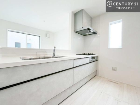 �L�b�`�� ��l�C�̑Ζʎ��V�X�e���L�b�`�����̗p���Ă��܂��I���Ƒ��̃R�~���j�P�[�V���������R�Ƒ�����݌v�ł��B
���q�l�ɂ��ڂ��͂��̂Ŋ������ł��ˁI�L�X�g���ĉ��K�ō�Ƃ��i�݂܂��B