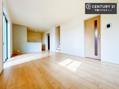 ���r���O �J�����̂���L�XLDK�I�\�t�@�[��_�C�j���O�e�[�u����u���Ă������ɂȂ�Ȃ��̂ŉ��K�ɉ߂����܂��I�R�~���j�P�[�V���������₷�����r���O�ł��I