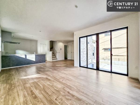 ���r���O ��؂ȉƑ����W�܂邩�炱��LDK�ɂ͂�����肽���B
�q�����������C�ɏ΂��Ȃ��瑖�����Ă���p�����������u�L���Ƃɂ��ėǂ������v�Ǝv���u�Ԃł��B