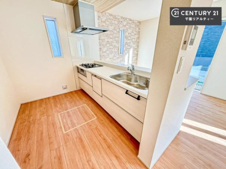 �L�b�`�� ��Ƃ肠�钲���X�y�[�X�ō�Ƃ����₷�����K�ȃL�b�`���ł��I
���q�l�ƈꏏ�ɂ��َq������y���߂�L�X�X�y�[�X�ł��B�y�����������ԂɂȂ肻���ł��ˁI