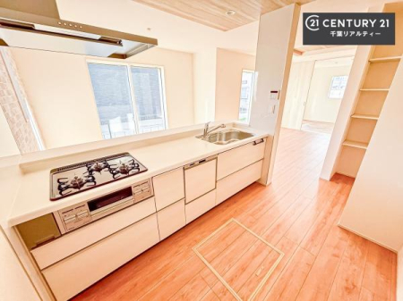 �L�b�`�� ��l�C�̑Ζʎ��V�X�e���L�b�`�����̗p���Ă��܂��I���Ƒ��̃R�~���j�P�[�V���������R�Ƒ�����݌v�ł��B
���q�l�ɂ��ڂ��͂��̂Ŋ������ł��ˁI�L�X�g���ĉ��K�ō�Ƃ��i�݂܂��B