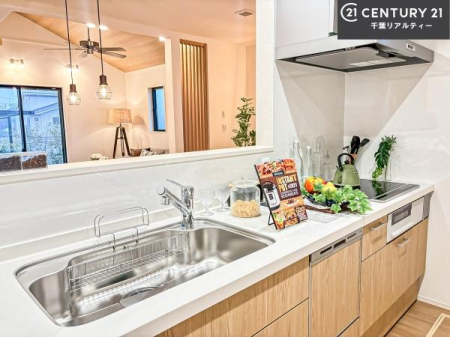 �L�b�`�� ��l�C�̑Ζʎ��V�X�e���L�b�`�����̗p���Ă��܂��I���Ƒ��̃R�~���j�P�[�V���������R�Ƒ�����݌v�ł��B
���q�l�ɂ��ڂ��͂��̂Ŋ������ł��ˁB�L�X�g���ĉ��K�ɍ�Ƃ��i�݂܂��B