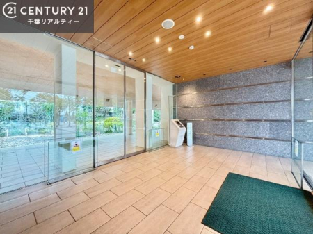 �G���g�����X �G���g�����X�̓I�[�g���b�N���̗p�B���K�҂���������m�F�ł��A�h�Ɩʂɂ��z�����ꂽ���S�̃}���V�����ł��B
�����̕�炵�ɁA�S�����Z�L�����e�B������Ă��܂��B