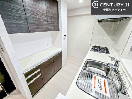 �L�b�`�� �J�b�v�{�[�h�t���̃L�b�`���ł��I
�L�b�`���͉����ƃK�`���K�`���������ł��B�d�q�����W�␆�ъ���u���܂����A��������̐H��͒I�Ɏ��[���\�ł��I