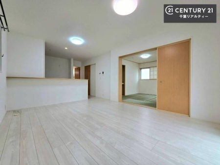 ���r���O ��؂ȉƑ����W�܂邩�炱��LDK�ɂ͂�����肽���B
�q�����������C�ɏ΂��Ȃ��瑖�����Ă���p�����������u�L���Ƃɂ��ėǂ������v�Ǝv���u�Ԃł��B