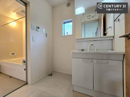 ���ʑ�E���ʏ� �O�ʋ��d�l�̐��ʏ��́A�g�����Ȃ݂����₷������I���͎��[�ɂȂ��Ă��܂��B�h���C���[�₨���ϓ����Еt������̂Ő��ʑ������X�b�L���ƌ����邱�Ƃ��o���܂��I