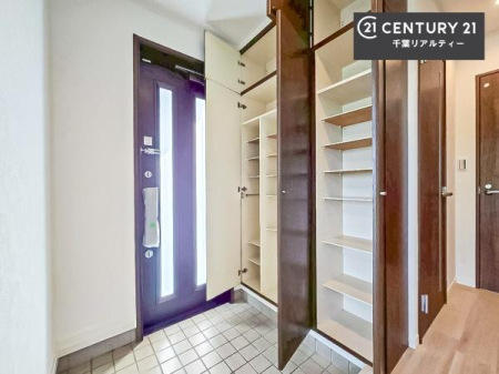 ���� �V���[�Y�{�b�N�X�t���Ȃ̂ŁA���ւ��Еt�����|�������₷���ł��I
�X�b�L���������ւŌ˂��J�����u�ԁA�������̂���S�n������Ԃ��o�}���Ă���܂��B
