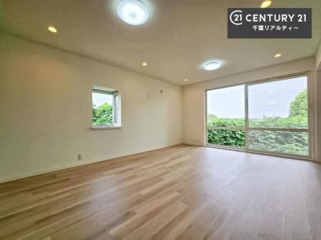 ���r���O �D�����z���܂肪���r���O����ł���ċ��S�n�̗ǂ���Ԃ����o���Ă���܂��I
���R�ƉƑ����W����b��������S�n�悢��ԁI