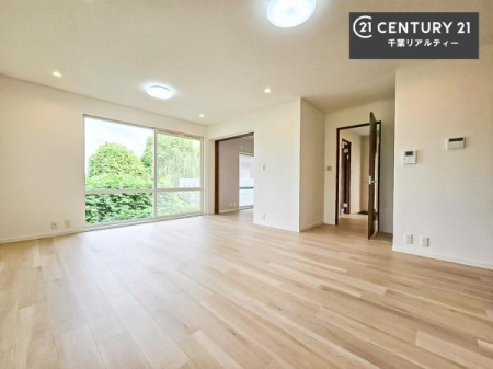 ���r���O �傫�ȑ����炽���Ղ�̗z���������閾�邢���r���O�B�J�����̂��郊�r���O�ŉƑ��c���̂��났�̎��Ԃ��߂����܂��B