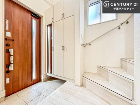 ���� �V���[�Y�{�b�N�X�t���Ȃ̂ŁA���ւ��Еt�����|�������₷���ł��I
�X�b�L���������ւŌ˂��J�����u�ԁA�������̂���S�n������Ԃ��o�}���Ă���܂��B
