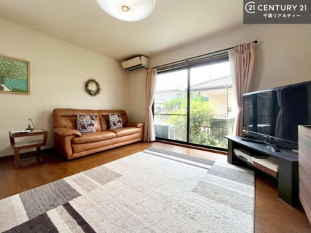 ���r���O �傫�ȑ����炽���Ղ�̗z���������閾�邢���r���O�B�J�����̂��郊�r���O�ŉƑ��c���̂��났�̎��Ԃ��߂����܂��B