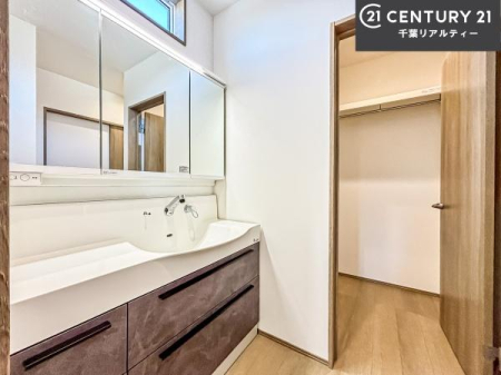 ���ʑ�E���ʏ� �O�ʋ��d�l�̐��ʏ��́A�g�����Ȃ݂����₷������I���͎��[�ɂȂ��Ă��܂��B�h���C���[�₨���ϓ����Еt������̂Ő��ʑ������X�b�L���ƌ����邱�Ƃ��o���܂��I