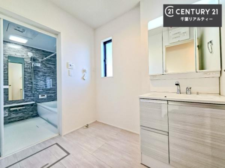 ���ʑ�E���ʏ� �O�ʋ��d�l�̐��ʏ��́A�g�����Ȃ݂����₷������I���͎��[�ɂȂ��Ă��܂��B�h���C���[�₨���ϓ����Еt������̂Ő��ʑ������X�b�L���ƌ����邱�Ƃ��o���܂��I