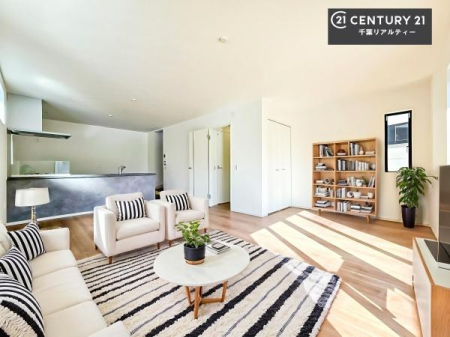 ���r���O �Ƌ��CG�p�[�X�ł��B�傫�ȑ����炽���Ղ�̗z���������閾�邢���r���O�B�J�����̂��郊�r���O�ŉƑ��c���̂��났�̎��Ԃ��߂����܂��B