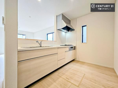 �L�b�`�� ��Ƃ肠�钲���X�y�[�X�ō�Ƃ����₷�����K�ȃL�b�`���ł��I
���q�l�ƈꏏ�ɂ��َq������y���߂�L�X�X�y�[�X�ł��B�y�����������ԂɂȂ肻���ł��ˁI