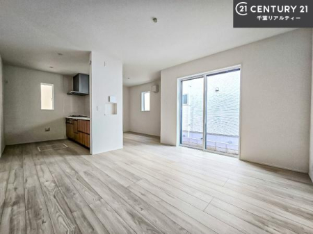 ���r���O ��؂ȉƑ����W�܂邩�炱��LDK�ɂ͂�����肽���B
�q�����������C�ɏ΂��Ȃ��瑖�����Ă���p�����������u�L���Ƃɂ��ėǂ������v�Ǝv���u�Ԃł��B