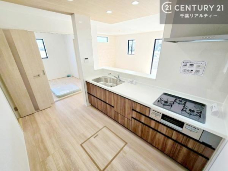 �L�b�`�� ��l�C�̑Ζʎ��V�X�e���L�b�`�����̗p���Ă��܂��I���Ƒ��̃R�~���j�P�[�V���������R�Ƒ�����݌v�ł��B
���q�l�ɂ��ڂ��͂��̂Ŋ������ł��ˁI�L�X�g���ĉ��K�ō�Ƃ��i�݂܂��B