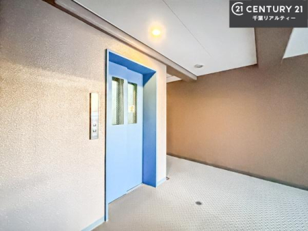 ���̑����p�� �G���x�[�^�[�����ŁA�����̈ړ����X���[�Y�B��K�ւ̃A�N�Z�X�����K�Ȃ��߁A���N�z�̕��⏬���Ȃ��q���܂����邲�ƒ�ɂ����S�ł��B���K���Ɨ��֐������˔������Z�܂��ł��B