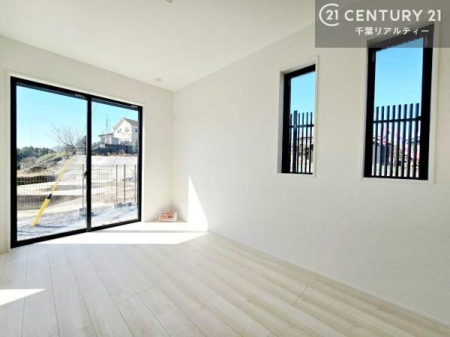 �m�� ���r���O�ɗאڂ����m���́A�J�������LDK�ƂȂ���J���I�ȋ�ԂɁB
���q�l�̗V�я�⃏�[�N�X�y�[�X�A�q�ԂȂǑ��ړI�Ɋ��p�ł���֗��Ȃ������ł��B