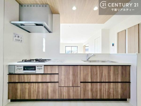 �L�b�`�� ��l�C�̑Ζʎ��V�X�e���L�b�`�����̗p���Ă��܂��I���Ƒ��̃R�~���j�P�[�V���������R�Ƒ�����݌v�ł��B
���q�l�ɂ��ڂ��͂��̂Ŋ������ł��ˁI�L�X�g���ĉ��K�ō�Ƃ��i�݂܂��B