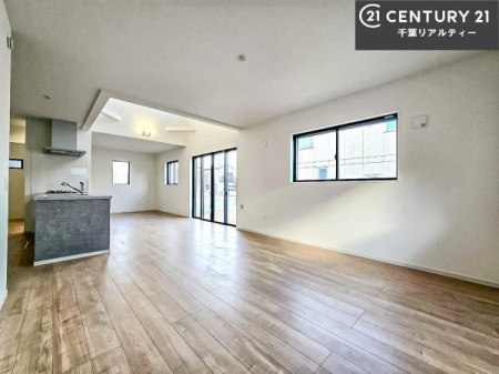 ���r���O �傫�ȑ����炽���Ղ�̗z���������閾�邢���r���O�B�J�����̂��郊�r���O�ŉƑ��c���̂��났�̎��Ԃ��߂����܂��B