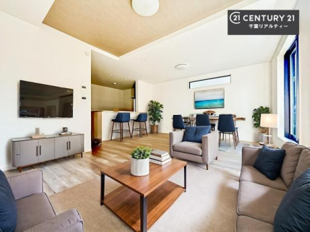 ���r���O �Ƌ��CG�p�[�X�ł��B�傫�ȑ����炽���Ղ�̗z���������閾�邢���r���O�B�J�����̂��郊�r���O�ŉƑ��c���̂��났�̎��Ԃ��߂����܂��B