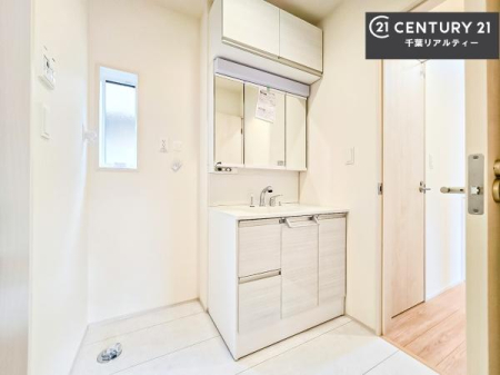 ���ʑ�E���ʏ� �O�ʋ��d�l�̐��ʏ��́A�g�����Ȃ݂����₷������I���͎��[�ɂȂ��Ă��܂��B�h���C���[�₨���ϓ����Еt������̂Ő��ʑ������X�b�L���ƌ����邱�Ƃ��o���܂��I�����t���Ŋ��C����������ł��܂��I