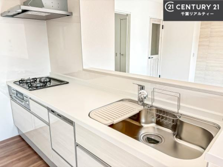 �L�b�`�� ��l�C�̑Ζʎ��V�X�e���L�b�`�����̗p���Ă��܂��I���Ƒ��̃R�~���j�P�[�V���������R�Ƒ�����݌v�ł��B
���q�l�ɂ��ڂ��͂��̂Ŋ������ł��ˁB�L�X�g���ĉ��K�ɍ�Ƃ��i�݂܂��B