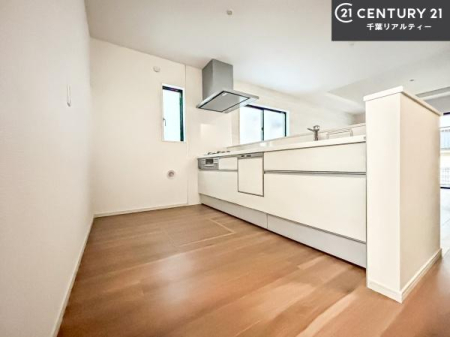 �L�b�`�� ��l�C�̑Ζʎ��V�X�e���L�b�`�����̗p���Ă��܂��I���Ƒ��̃R�~���j�P�[�V���������R�Ƒ�����݌v�ł��B
���q�l�ɂ��ڂ��͂��̂Ŋ������ł��ˁB���[�͂�����܂��I