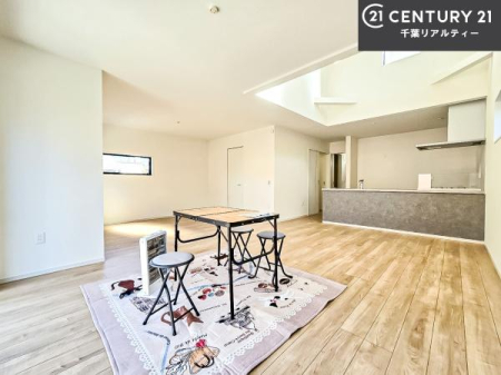 ���r���O �傫�ȑ����炽���Ղ�̗z���������閾�邢���r���O�B�J�����̂��郊�r���O�ŉƑ��c���̂��났�̎��Ԃ��߂����܂��B