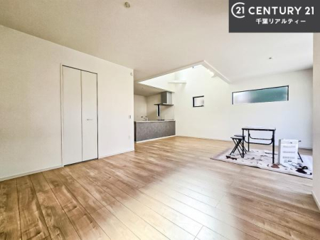 ���r���O �D�����z���܂肪���r���O����ł���ċ��S�n�̗ǂ���Ԃ����o���Ă���܂��I
���났�̎��Ԃ��߂����܂��I