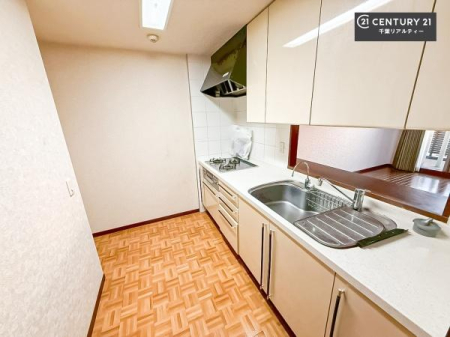 �L�b�`�� �J�E���^�[�t���L�b�`�����̗p�B�z�V��Еt�������₷���A���������Ȃ���Ƒ��Ƃ̉�b���y���߂�A�g������̗ǂ���Ԃł��B