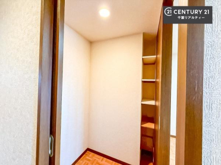 ���[ �L�b�`�����E�L������2��������o����\�ȃp���g���[��ݒu�B�������̓����͂������A�X�g�b�N�i�̏o����������₷���A�Ǝ����������܂�g������̗ǂ����[��Ԃł��B