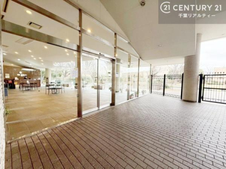 ���r�[ �֎q�ƃe�[�u������������r�[�́A�҂����킹�◈�q�Ή��A������Ƃ����ł����킹�ɂ��֗��ȋ��p��ԁB�Z�܂�����Q�X�g�����������ĉ߂�����A��Ƃ�ƕi�̂��郍�r�[�ł��B