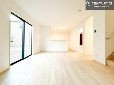 ���r���O �傫�ȑ����炽���Ղ�̗z���������閾�邢���r���O�B�J�����̂��郊�r���O�ŉƑ��c���̂��났�̎��Ԃ��߂����܂��B