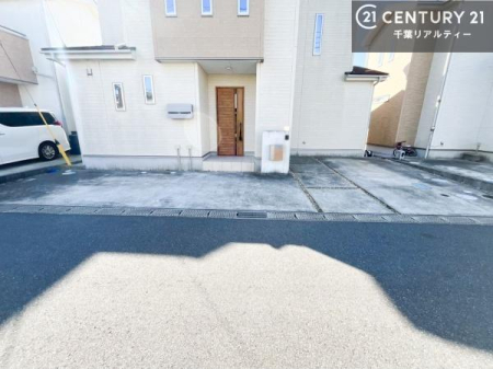 ���ԏ� �J�[�X�y�[�X2�䕪�����ŁA�Ԃ̑䐔���C�ɂ������K�ɕ�点�܂��B��₨�o�����̕����L����A����̗��֐��������ƌ��サ�܂��B