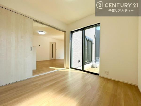 �m�� ���r���O�ɗאڂ����m���́A�J�������LDK�ƂȂ���J���I�ȋ�ԂɁB
���q�l�̗V�я�⃏�[�N�X�y�[�X�A�q�ԂȂǑ��ړI�Ɋ��p�ł���֗��Ȃ������ł��B