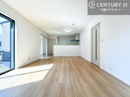 ���r���O �傫�ȑ����炽���Ղ�̗z���������閾�邢���r���O�B�J�����̂��郊�r���O�ŉƑ��c���̂��났�̎��Ԃ��߂����܂��I�����̂����w�\�ł��I���񌻒n�ŗz������Ȃǂ��̊����������܂��I