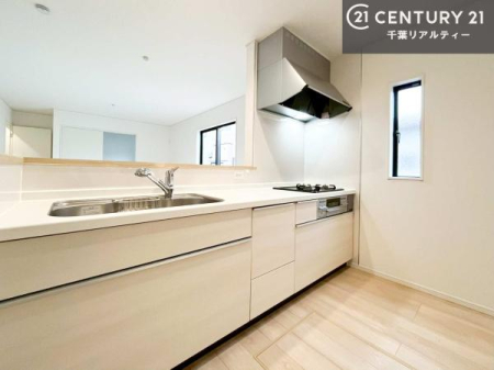 �L�b�`�� ��l�C�̑Ζʎ��V�X�e���L�b�`�����̗p���Ă��܂��I���Ƒ��̃R�~���j�P�[�V���������R�Ƒ�����݌v�ł��B
���q�l�ɂ��ڂ��͂��̂Ŋ������ł��ˁB�L�X�g���ĉ��K�ɍ�Ƃ��i�݂܂��B