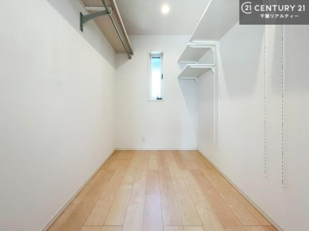 ���r���O�ȊO�̋��� �m���⏬���������Ղ���[�ł���h���X���[���t���B
���C�ɓ���̃A�C�e�������₷�������ł��A�����̃R�[�f�B�l�[�g���y�����Ȃ�܂��B
�L�����\���ŁA���ւ��X�y�[�X�Ƃ��Ă����p�\�ł��B