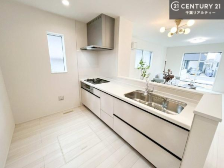 �L�b�`�� ��l�C�̑Ζʎ��V�X�e���L�b�`�����̗p���Ă��܂��I���Ƒ��̃R�~���j�P�[�V���������R�Ƒ�����݌v�ł��B
���q�l�ɂ��ڂ��͂��̂Ŋ������ł��ˁI�L�X�g���ĉ��K�ō�Ƃ��i�݂܂��B