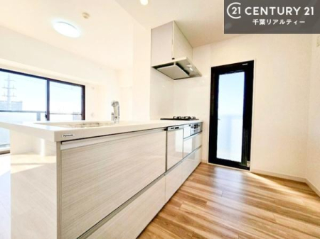 �L�b�`�� ��Ƃ肠�钲���X�y�[�X�ō�Ƃ����₷�����K�ȃL�b�`���ł��I
���q�l�ƈꏏ�ɂ��َq������y���߂�L�X�X�y�[�X�ł��B�y�����������ԂɂȂ肻���ł��ˁI