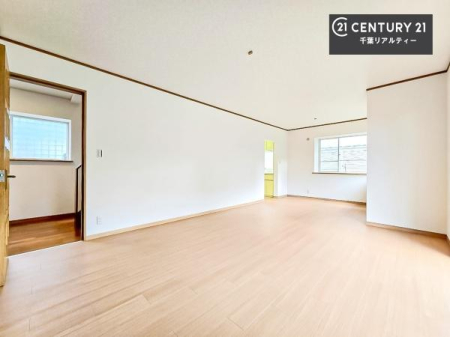 ���r���O �����������F�����œ��ꂳ�ꂽ���r���O�́A�O�̌�����Y�ꂳ���Ă���鉸�₩�ȋ�ԁB���炩�Ȍ����������݁A�Ƒ��ŉ߂������Ԃ��A��l�ł��낮�ЂƂƂ����A���R�ƐS���قǂ��Ă����܂��B