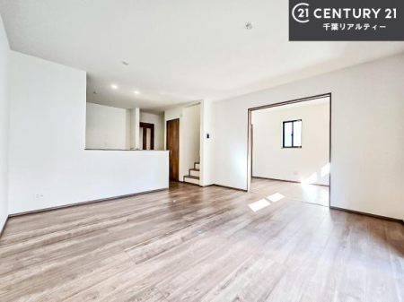 ���r���O �傫�ȑ����炽���Ղ�̗z���������閾�邢���r���O�B�J�����̂��郊�r���O�ŉƑ��c���̂��났�̎��Ԃ��߂����܂��B