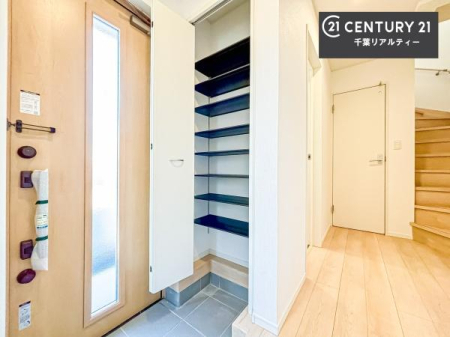 ���� �V���[�Y�{�b�N�X�t���Ȃ̂ŁA���ւ��Еt�����|�������₷���ł��I
�X�b�L���������ւŌ˂��J�����u�ԁA�������̂���S�n������Ԃ��o�}���Ă���܂��B